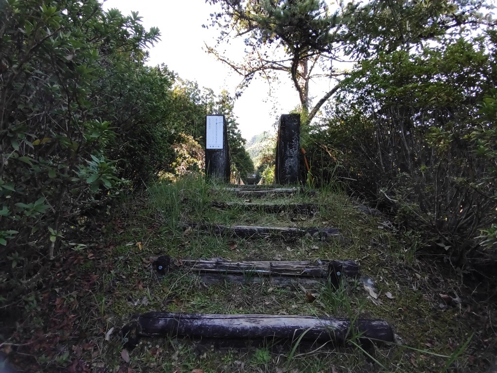 吊り橋へ通じる階段